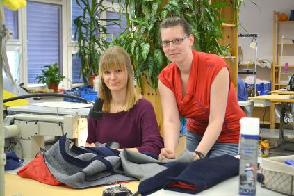Zwei Auszubildende der Schneiderinnung legen ihre Gesellenprüfung in den Rostocker DRK Werkstätten ab